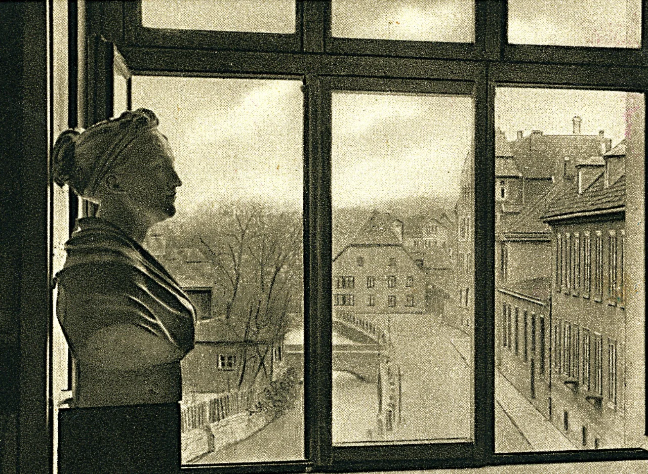 Dorothea Schlözer, Porträtbüste, Fensterblick